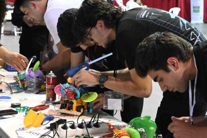 turkiyenin-en-cirkin-robotlari-sahneye-cikti