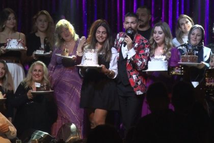 unlu-sanatci-sahnede-36-kisinin-dogum-gununu-ayni-anda-kutladi