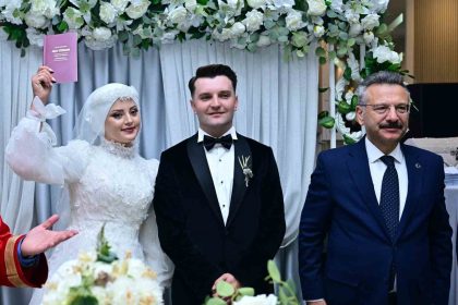 vali-aksoy-dunyaevine-giren-polis-ciftin-mutluluguna-ortak-oldu