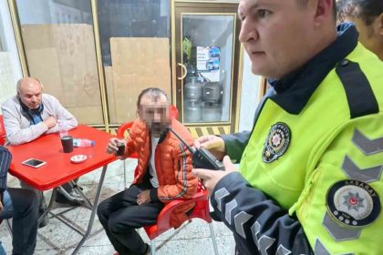 yasal-sinirin-8-kat-uzerinde-alkollu-halde-kaza-yapti-kahveye-oturup-cay-icti