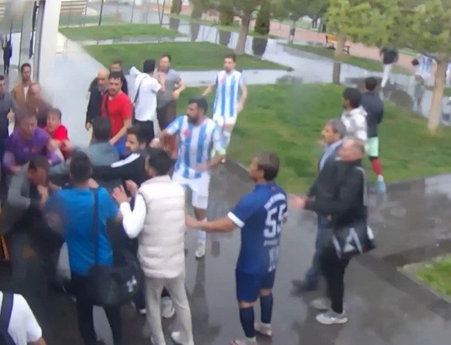 yenildikleri-takimin-futbolculari-tarafindan-darbedildiler