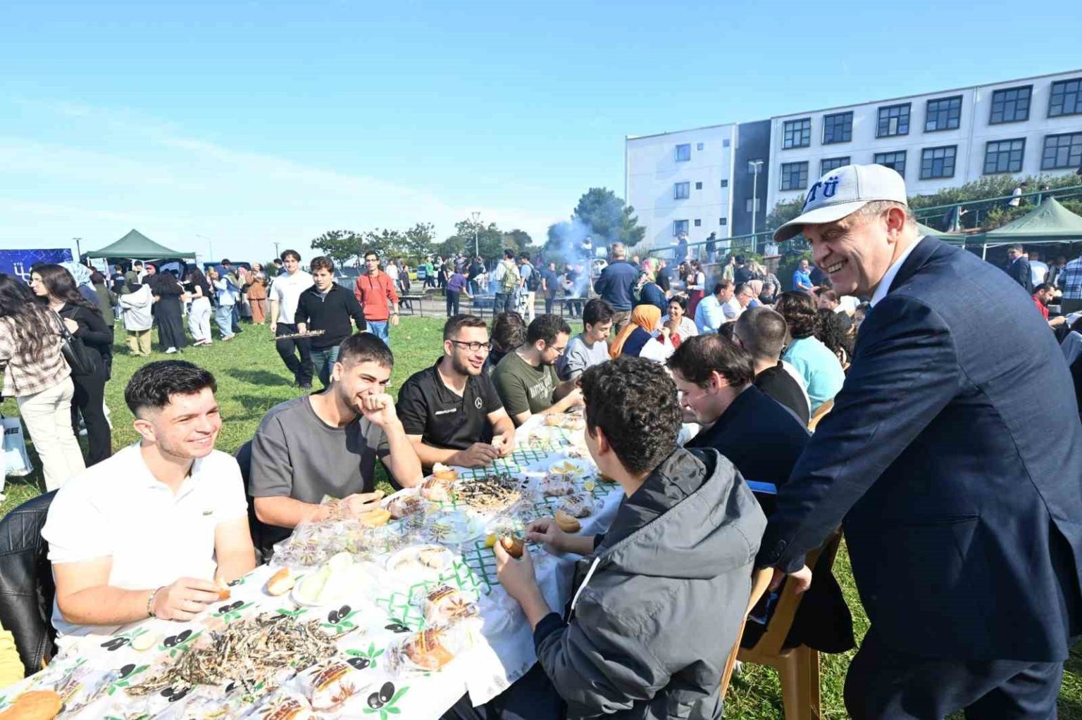 2-saatte-3-ton-hamsi-yediler