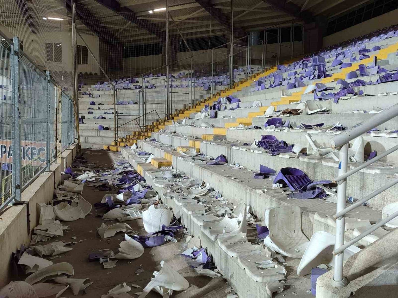 afyonkarahisarda-olayli-mac-binlerce-koltugu-sokup-sahaya-attilar