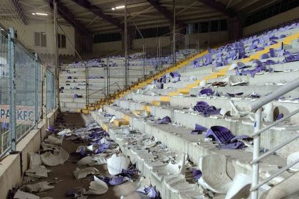 afyonkarahisarda-olayli-mac-binlerce-koltugu-sokup-sahaya-attilar