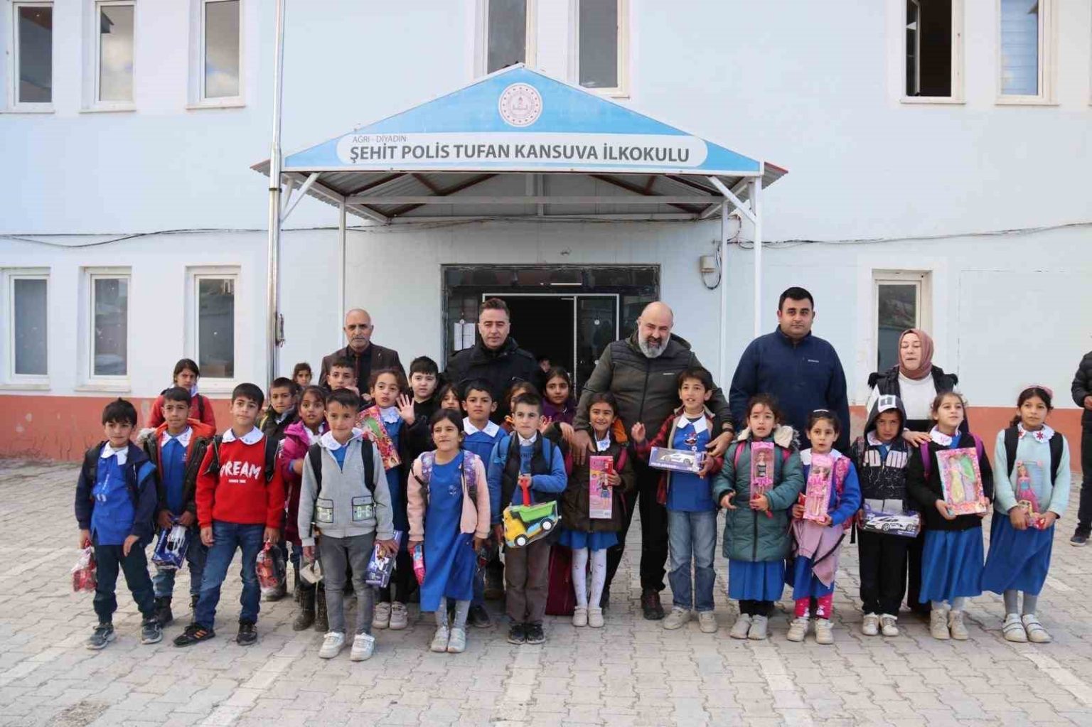 agri-emniyet-muduru-onderden-sehit-meslektasinin-ismini-tasiyan-okula-ziyaret