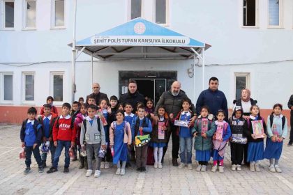 agri-emniyet-muduru-onderden-sehit-meslektasinin-ismini-tasiyan-okula-ziyaret