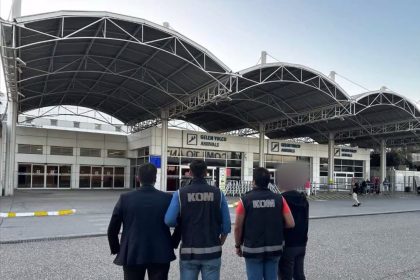 antalya-havalimaninda-zimmet-ve-kacakcilik-sucundan-gozaltina-alinan-10-memurdan-5i-tutuklandi