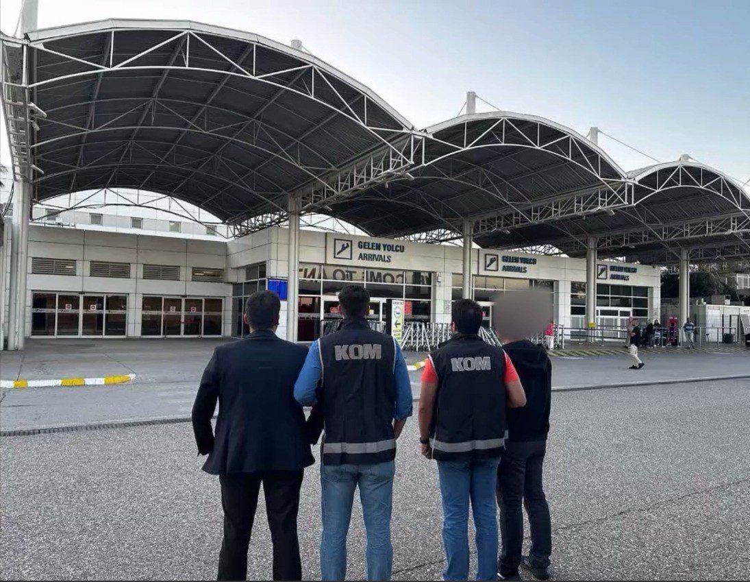 antalya-havalimaninda-zimmet-ve-kacakcilik-sucundan-gozaltina-alinan-10-memurdan-5i-tutuklandi