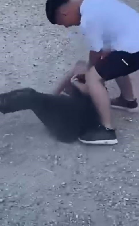 arnavutkoyde-genclerin-acimasizca-kavgasi-kamerada