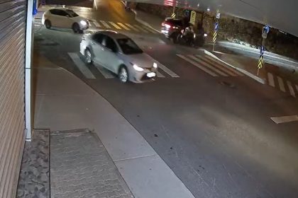 arnavutkoyde-motosikletle-otomobil-carpisti-2-yarali