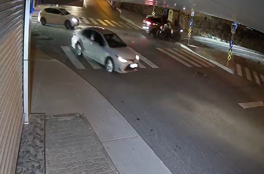 arnavutkoyde-motosikletle-otomobil-carpisti-2-yarali