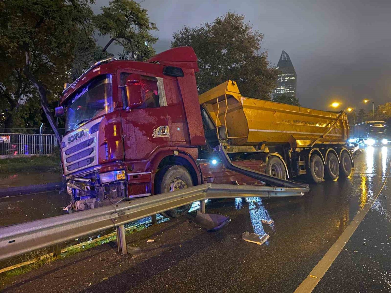 atasehirde-kayganlasan-yolda-kontrolden-cikan-hafriyat-kamyonu-bariyerlere-carpti