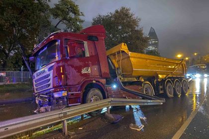 atasehirde-kayganlasan-yolda-kontrolden-cikan-hafriyat-kamyonu-bariyerlere-carpti