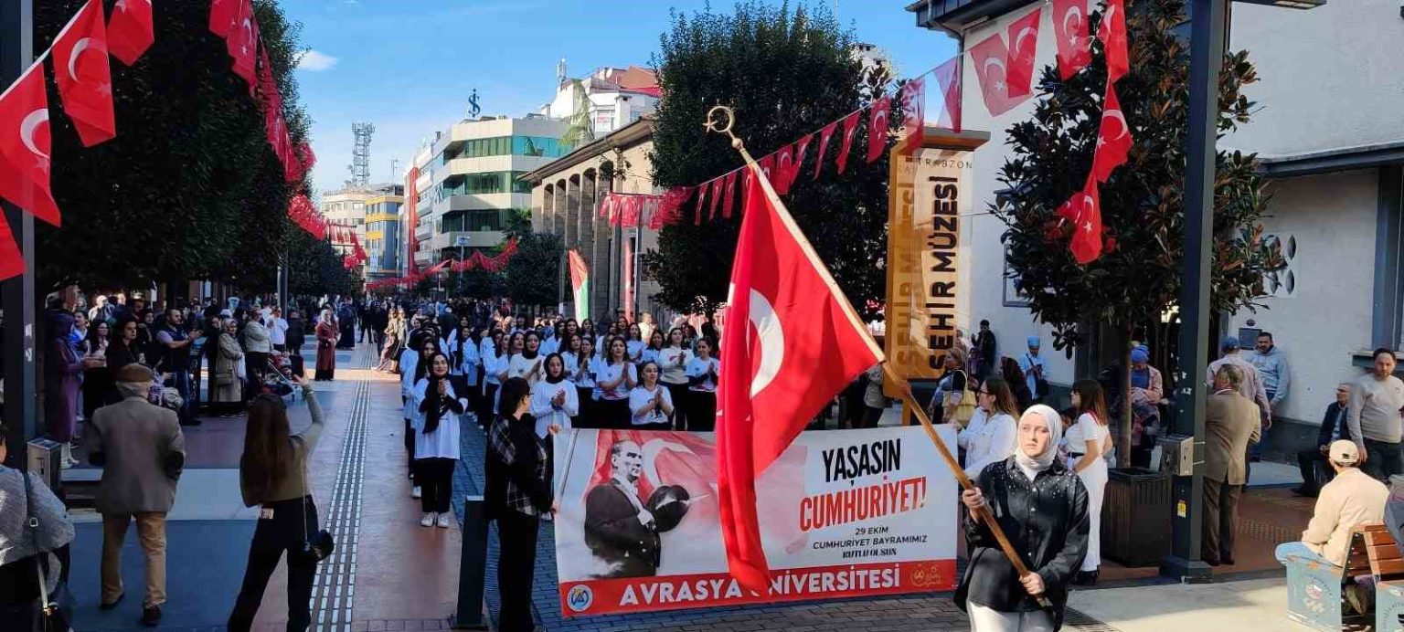 avrasya-universitesi-cumhuriyet-bayrami-kutlamalarini-harmandali-zeybegi-ile-baslatti