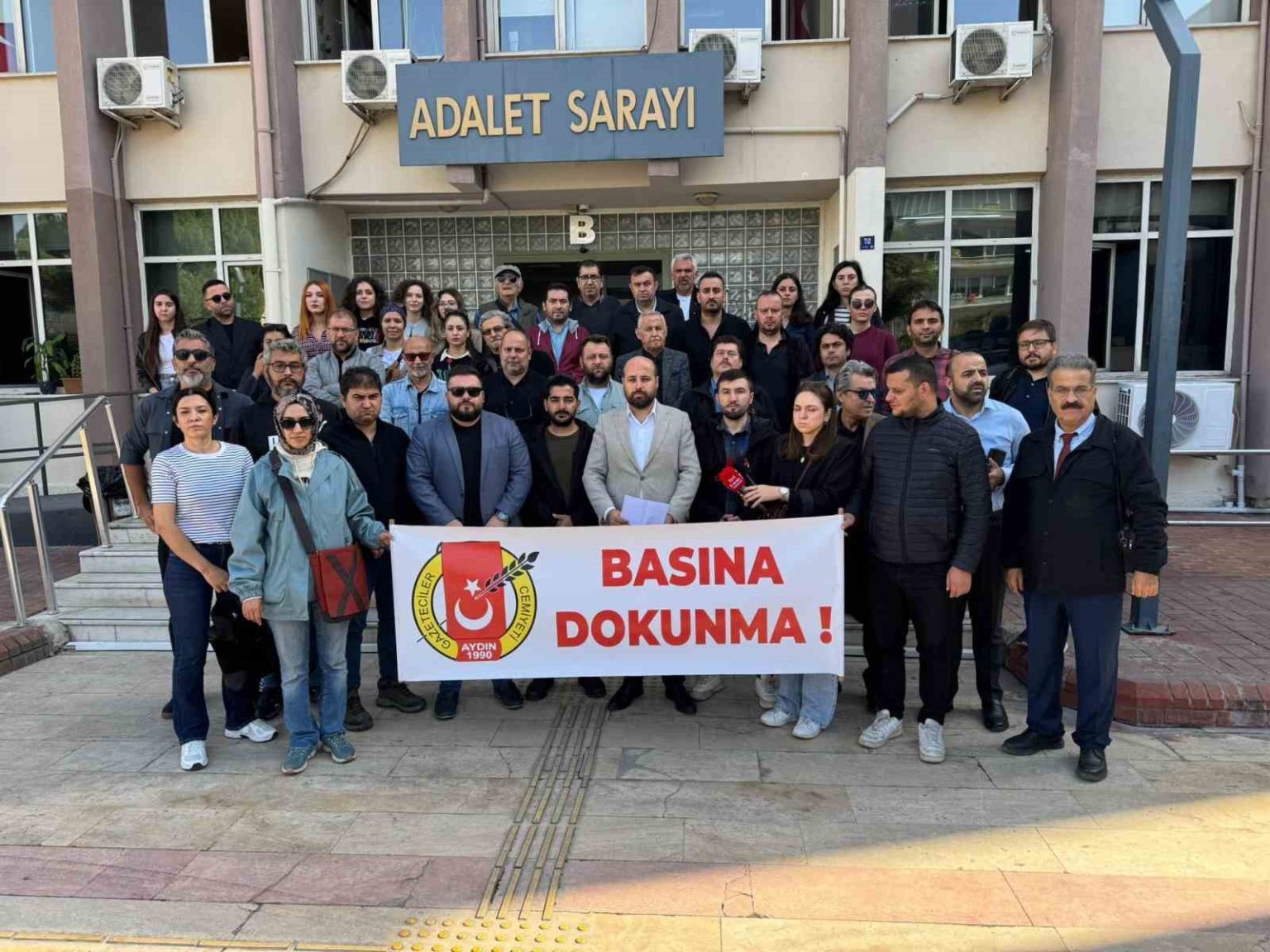 aydinda-gazeteciler-meslektaslarina-destek-icin-bir-araya-geldi