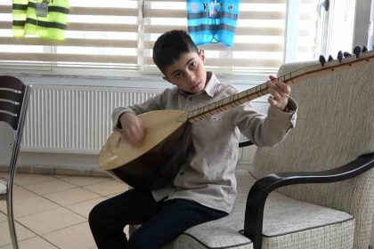 baglamayla-5-yildir-turku-soyleyen-kucuk-muzisyenin-hayali-yazilim-muhendisligi