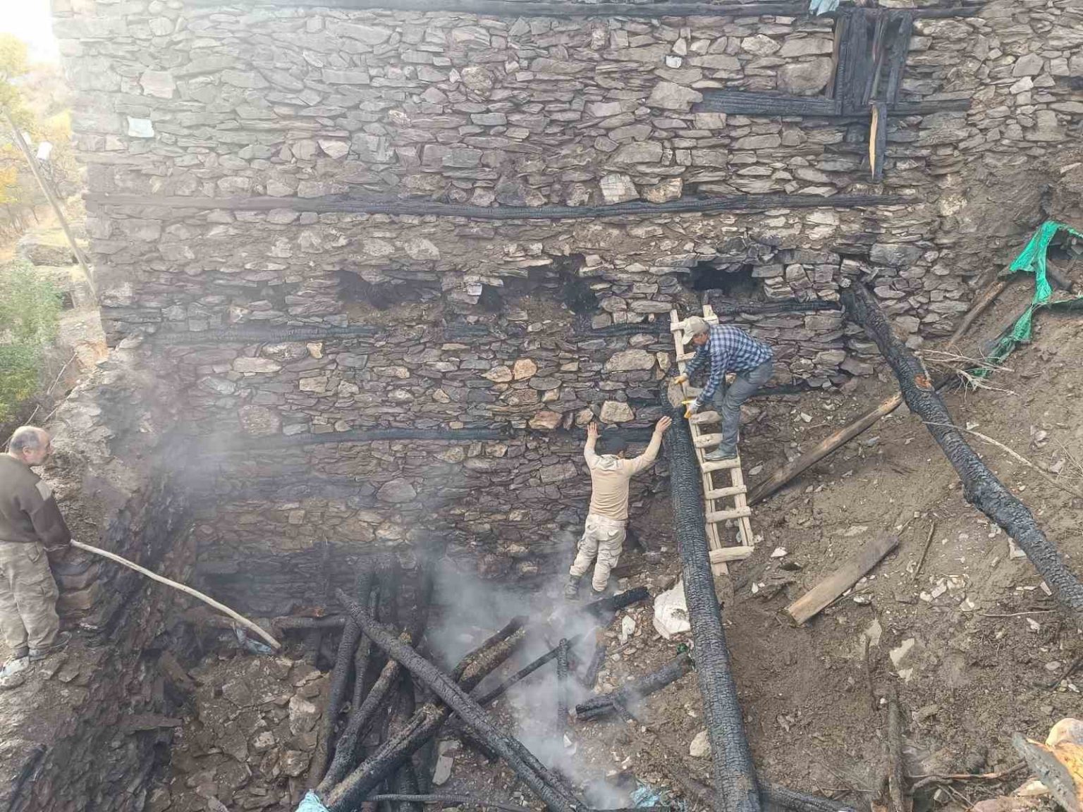 bahcesarayda-odunluk-yangini-korkuttu