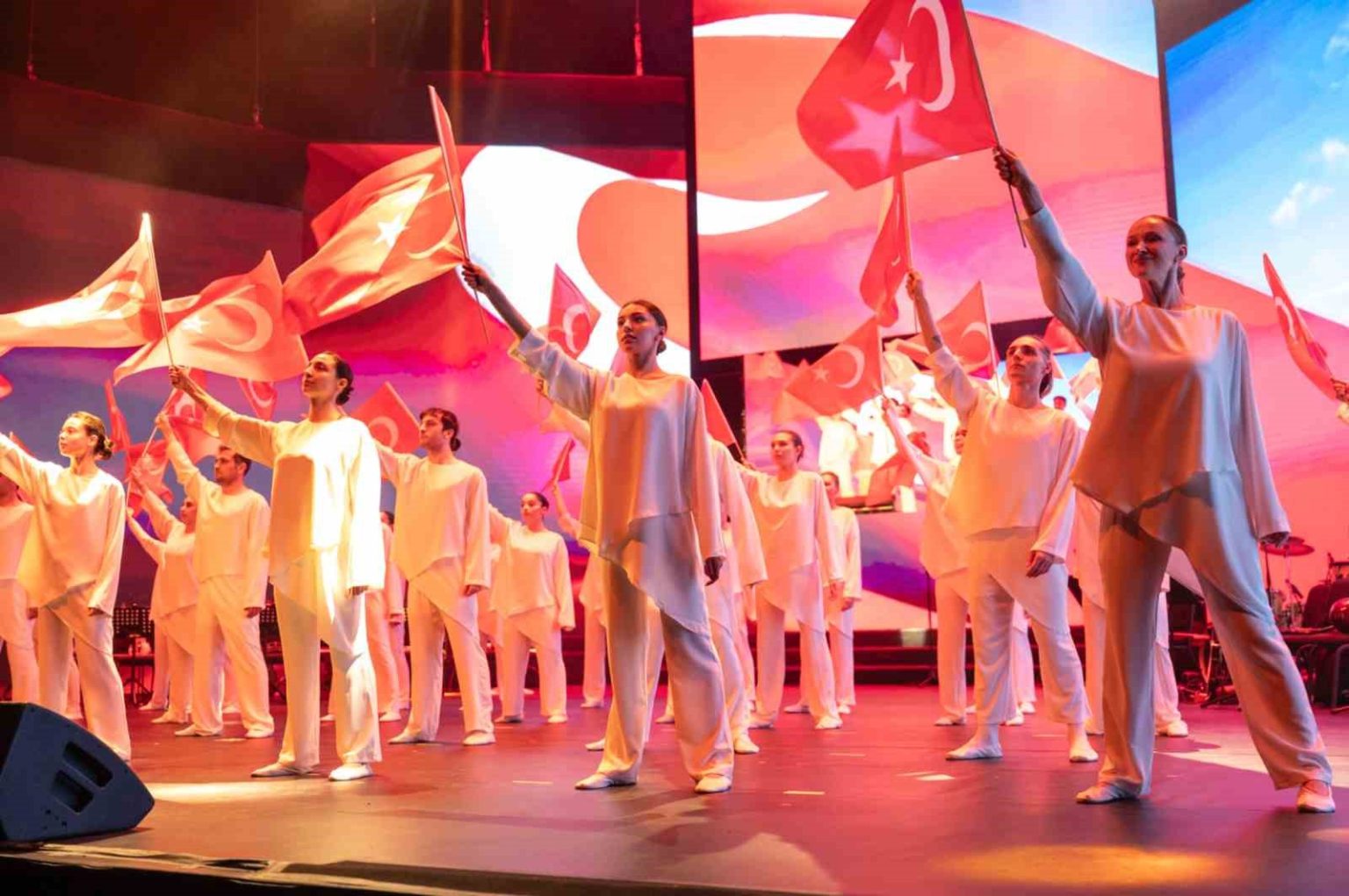 bahcesehir-koleji-ogrencileri-cumhuriyet-icin-sahne-aldi