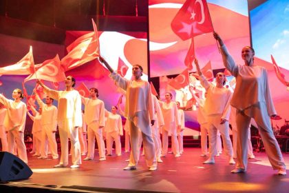 bahcesehir-koleji-ogrencileri-cumhuriyet-icin-sahne-aldi