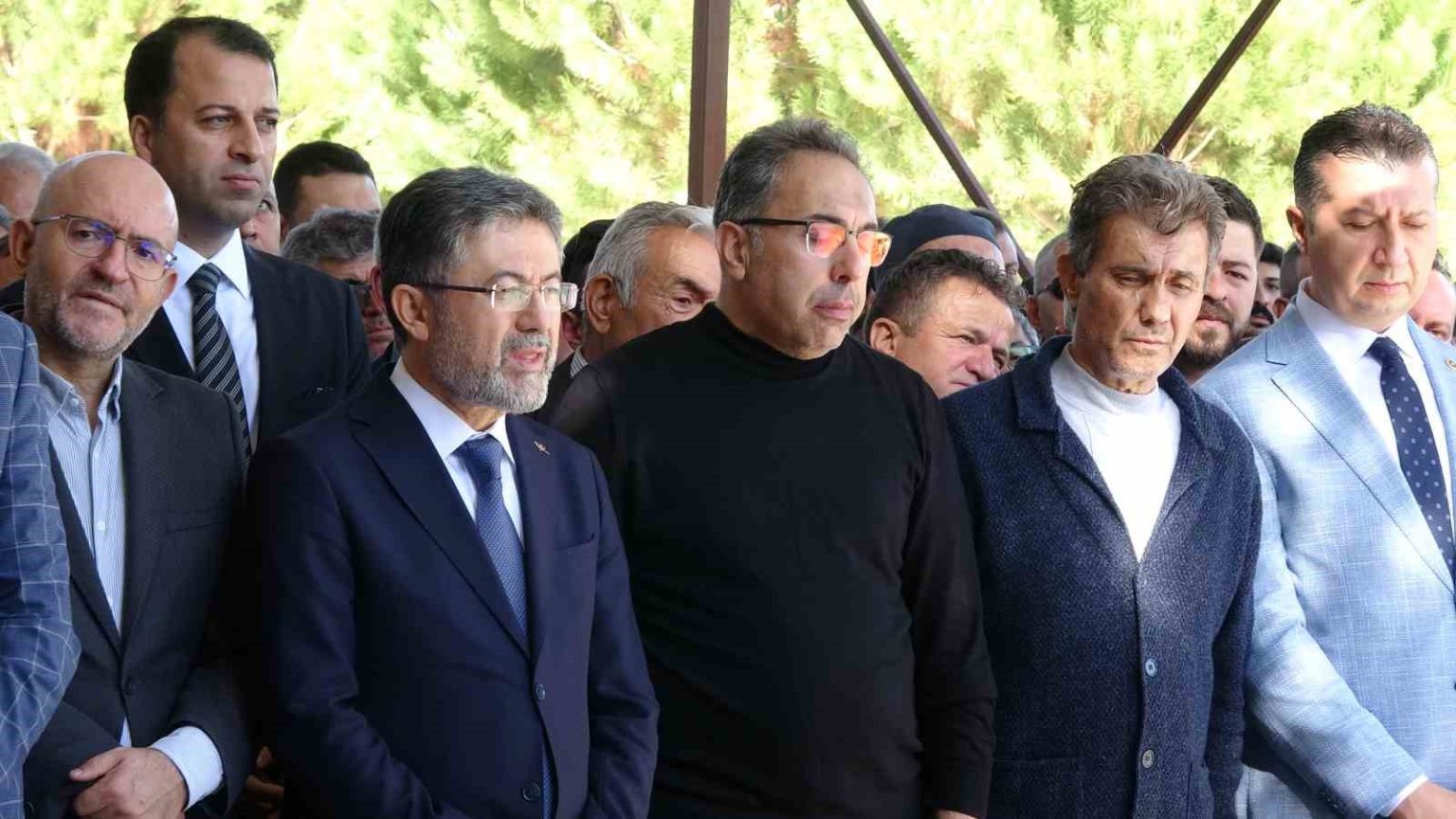 bakan-yardimcisi-gumenin-annesi-topraga-verildi