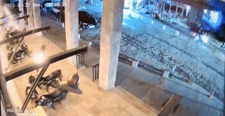 balikesirde-6-1-buyuklugundeki-deprem-guvenlik-kamerasinda