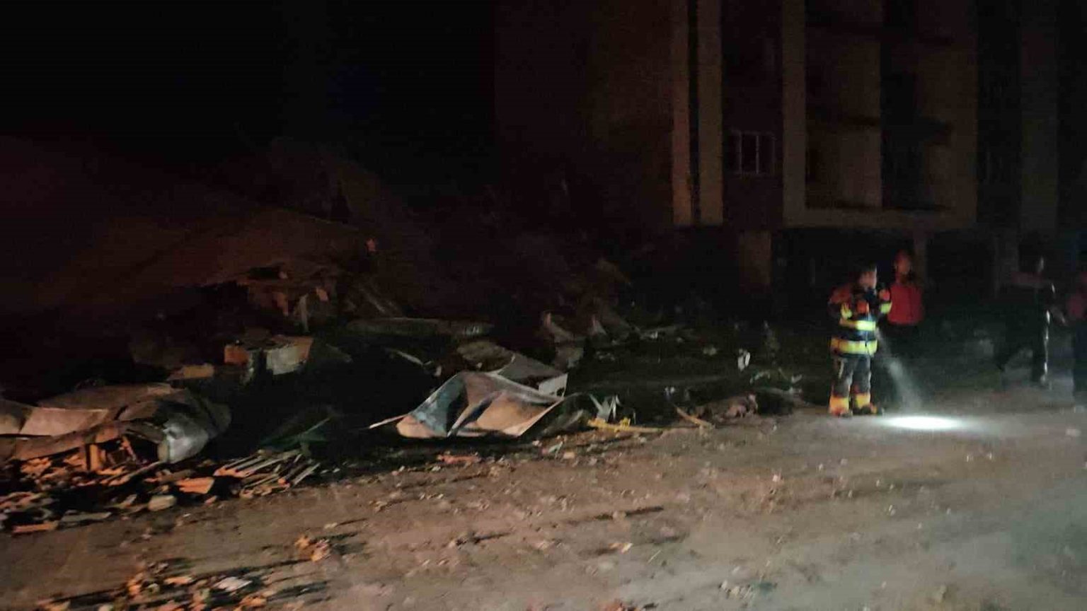 balikesirde-depremde-bir-bina-yikildi