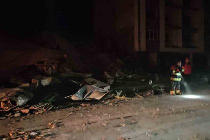 balikesirde-depremde-bir-bina-yikildi