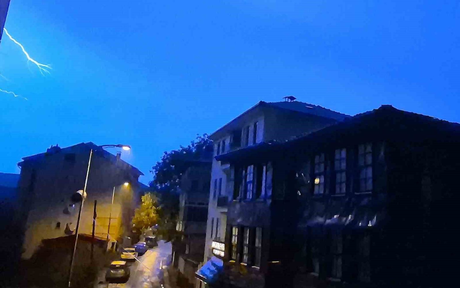 bartinda-simsekler-geceyi-aydinlatti