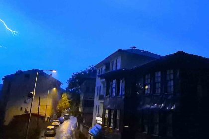 bartinda-simsekler-geceyi-aydinlatti