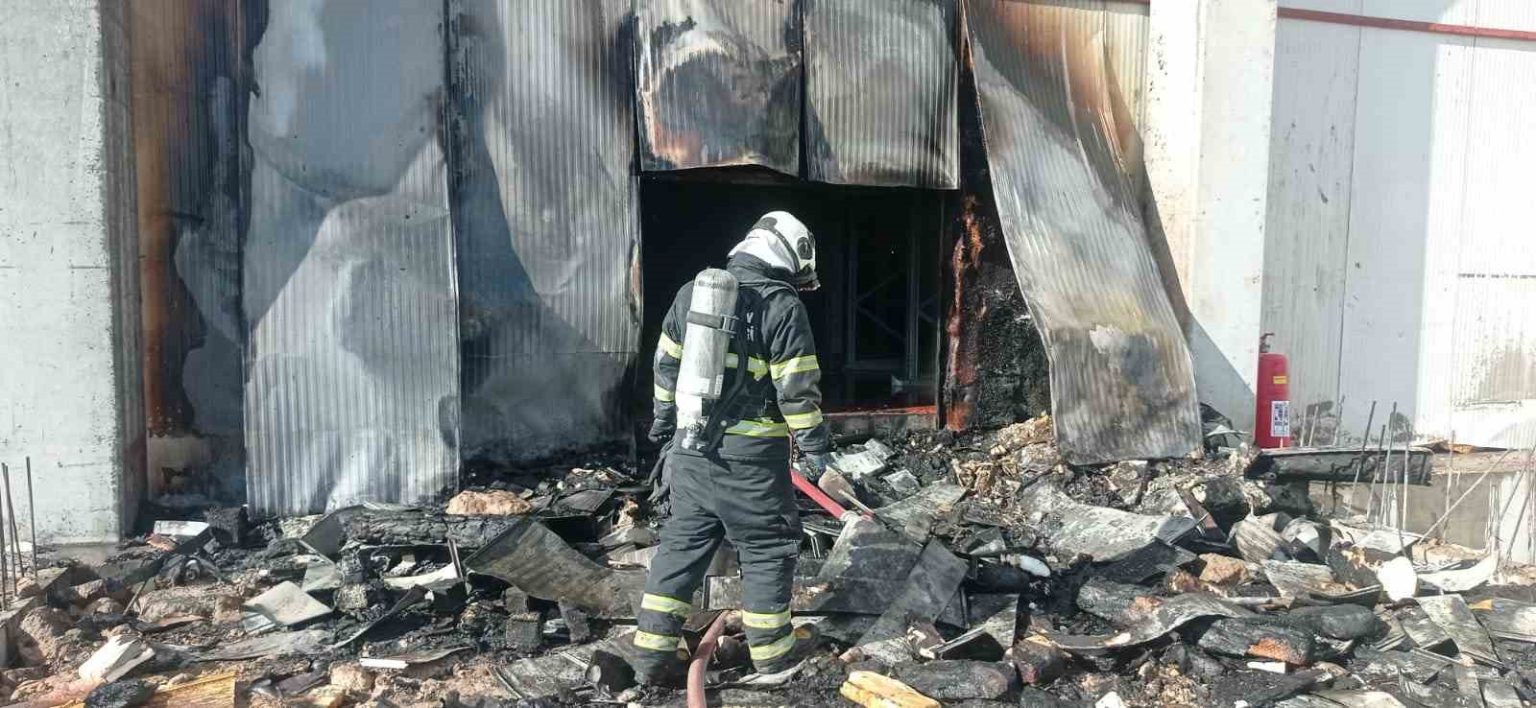 batmanda-dondurma-fabrikasinda-yangin