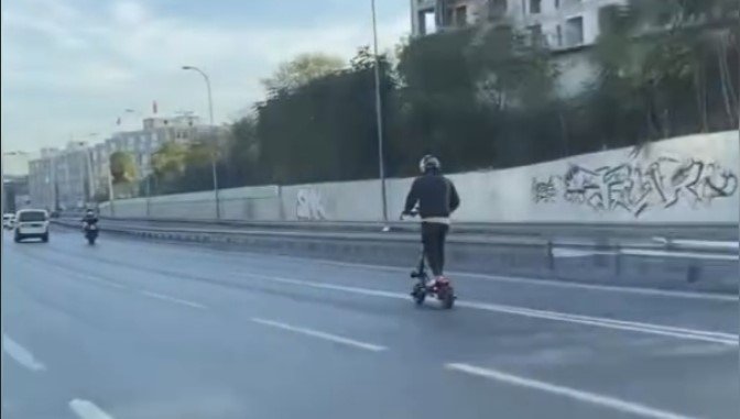 bayrampasada-elektrikli-scooterla-tehlikeli-yolculuk-kamerada