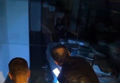 beyoglunda-saganak-sonrasi-hali-dukkanini-su-basti