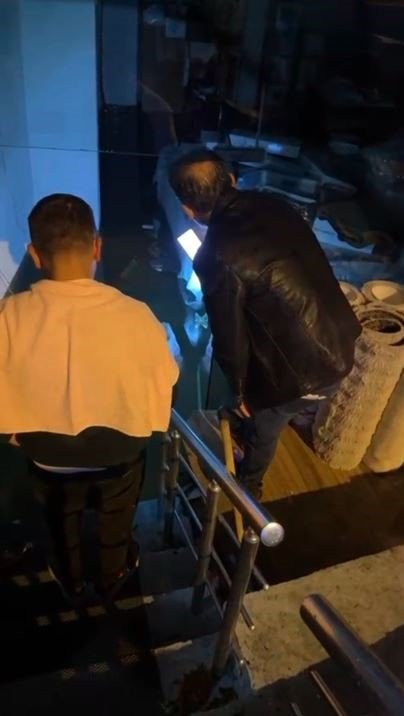 beyoglunda-saganak-sonrasi-hali-dukkanini-su-basti