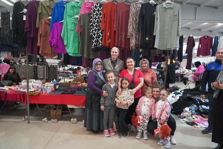 bilecik-kapali-pazarda-catidan-zemine-yenileme-hamlesi