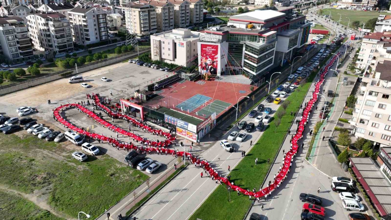 bir-cadde-boyunca-turk-bayragi-actilar