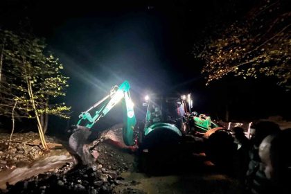 borcka-karagolde-dere-tasti-mahsur-kalan-ziyaretcileri-ekipler-kurtardi