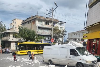 bursada-firtina-agaclari-devirdi-catilari-ucurdu