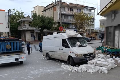 bursada-lodos-otomobilin-uzerine-agac-devrildi-o-anlar-kameraya-yansidi