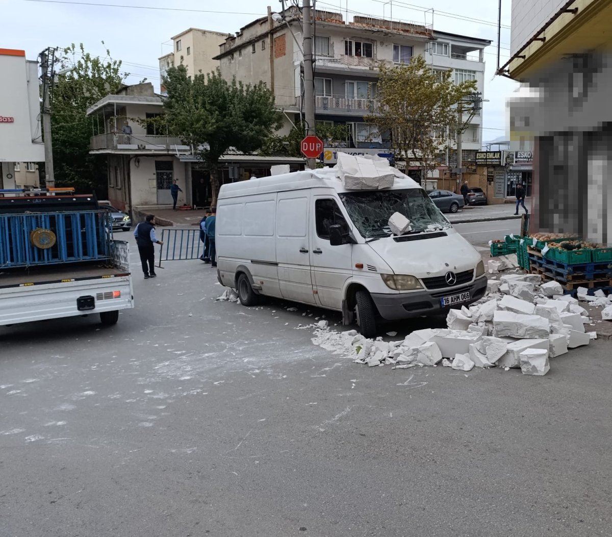 bursada-lodos-otomobilin-uzerine-agac-devrildi-o-anlar-kameraya-yansidi