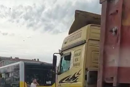 buyukcekmecede-iett-otobusune-kamyon-carpti-9-hafif-yarali