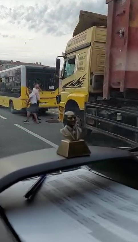 buyukcekmecede-iett-otobusune-kamyon-carpti-9-hafif-yarali