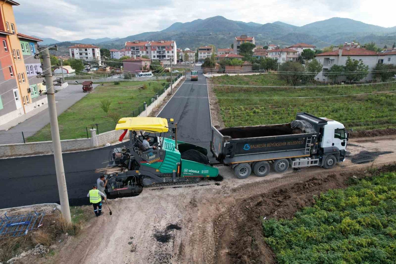 buyuksehir-belediyesinden-sindirgida-yogun-asfalt-mesaisi