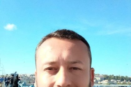 canakkalede-alkollu-sahis-cadde-ortasinda-husumetlisini-bicaklayarak-oldurdu