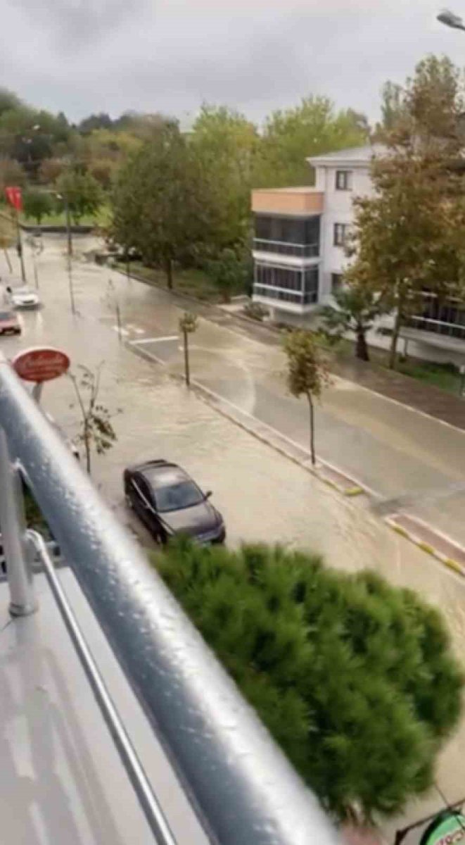 canakkalede-saganak-yagista-sokaklar-sular-altinda-kaldi