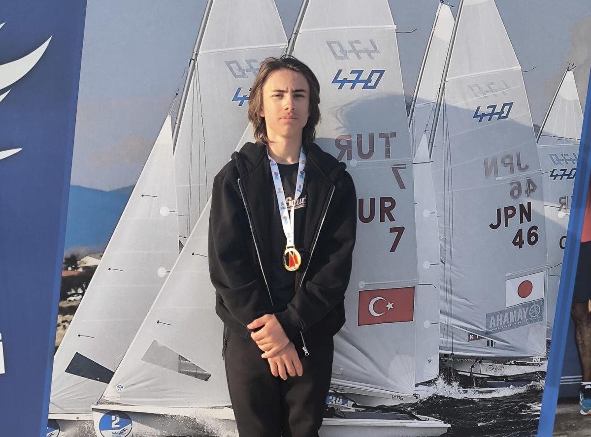 cesmeli-genc-yelkenci-deniz-alan-turkiye-sampiyonu-oldu