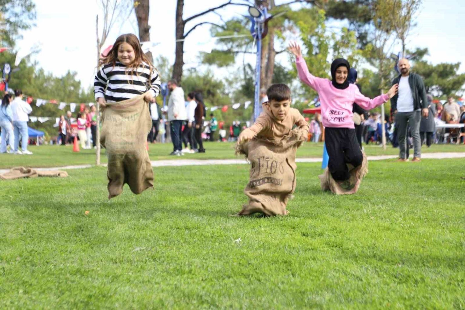cocuklar-cumhuriyet-etkinliginde-gonullerince-eglendi