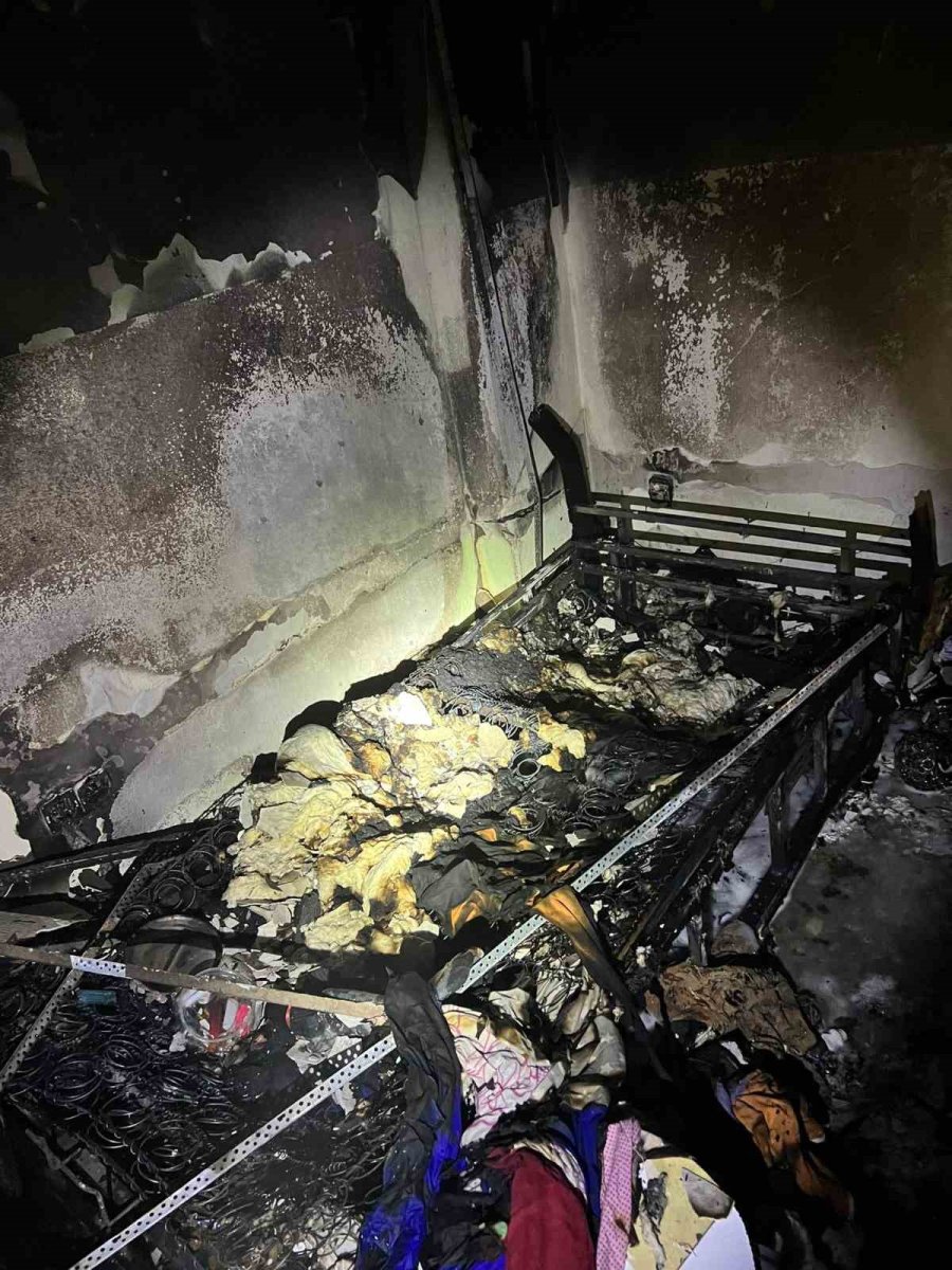 dairede-cikan-yanginda-bir-oda-kullanilamaz-hale-geldi