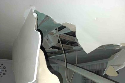 depremde-gordeste-bir-evin-tavani-coktu