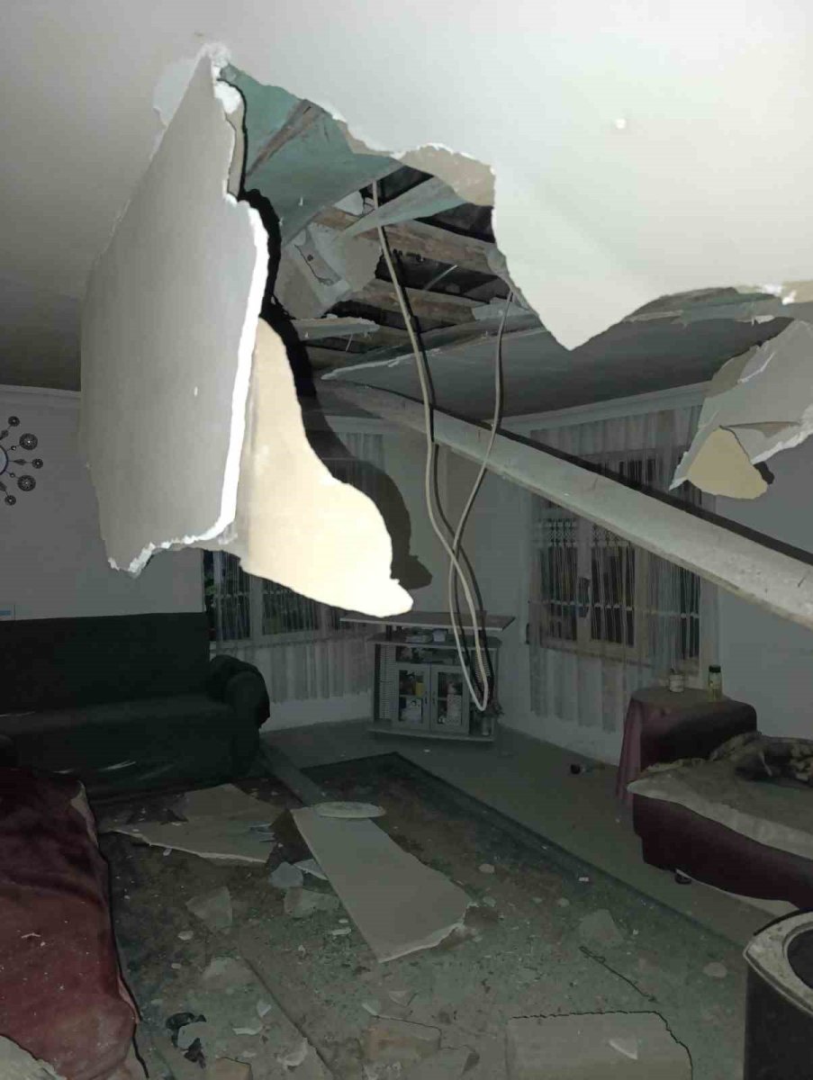 depremde-gordeste-bir-evin-tavani-coktu