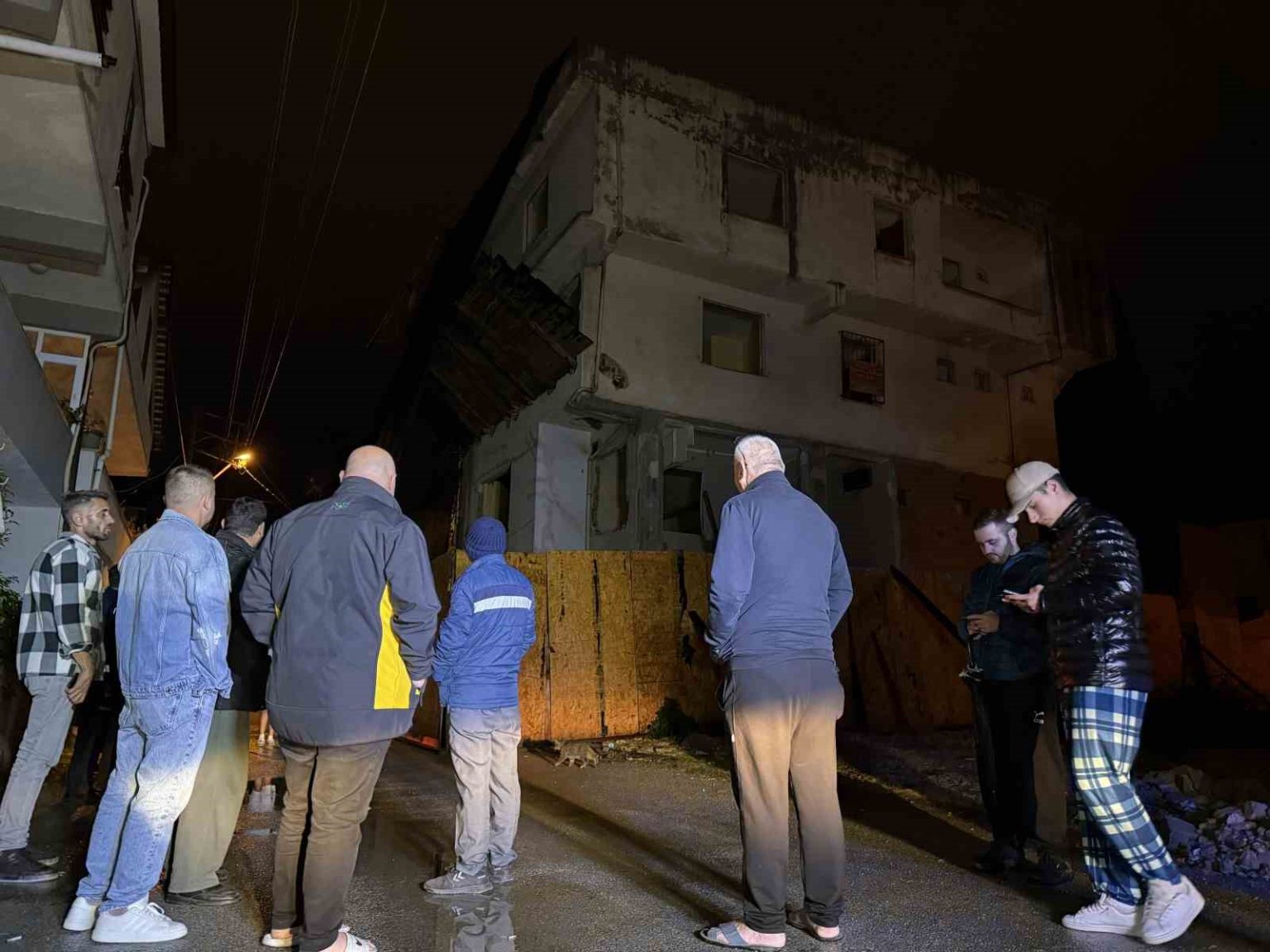 depremin-ardindan-hasarli-metruk-bina-korkuttu-sokak-trafige-kapatildi